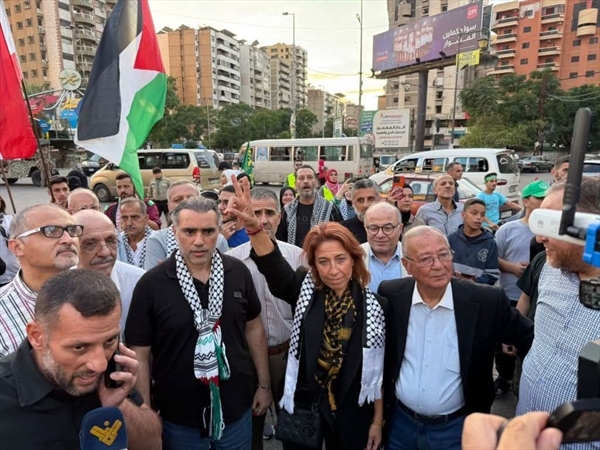 الناشطة لينا الطبال وصلت إلى مدينتها طرابلس بعد توقيفها ضمن «أسطول الصمود»