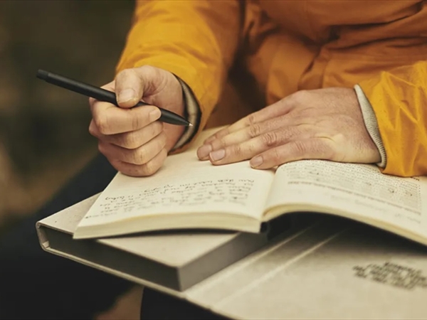 بين الإطلاق والتوقيع