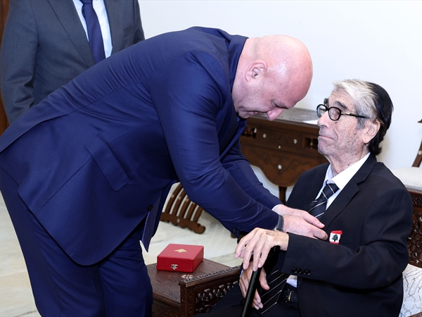 رئيس الجمهورية قلَّد الفنان «أبو سليم» وسام الاستحقاق اللبناني