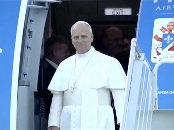 وصول الطائرة التي تقلّ البابا لاوون الرابع عشر الى مطار رفيق الحريري الدولي في بيروت