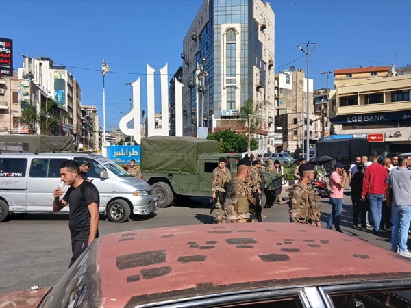 أصحاب الميني باص ينتفضون في ساحة النور… والتهديد بقطع الطرق يتصاعد