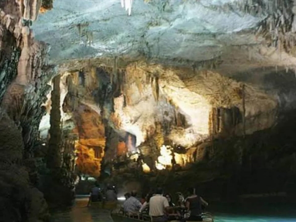 زفاف داخل مغارة جعيتا يشعل الجدل... و"السياحة" تردّ بإنذار!