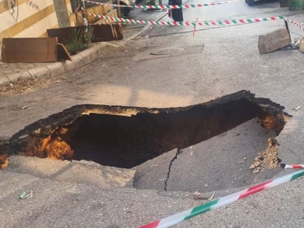 انخساف الطريق بين منطقة مار الياس ومنطقة تلة الخياط في بيروت