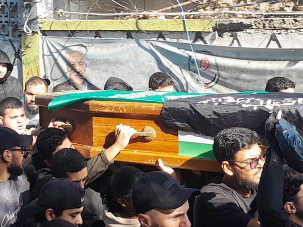 صيدا ومخيم عين الحلوة يشيِّعان شهداء الغارة الإسرائيلية بموكب حزين