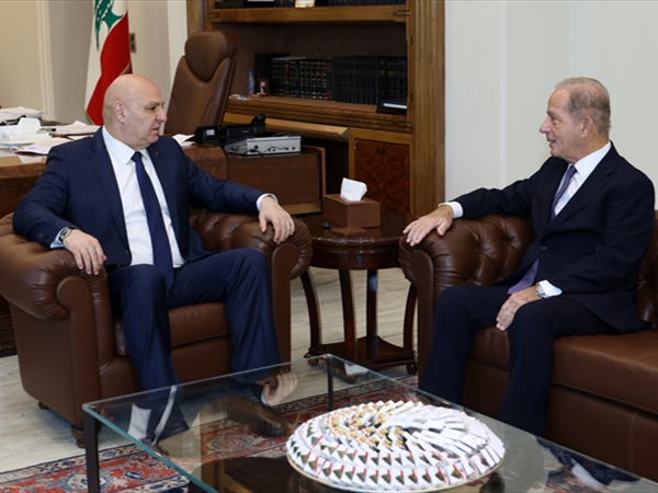 عون أبلغ عيسى جهوزيته لتلبية دعوة ترامب وعرض للازاريني مسار تسليم سلاح المخيمات