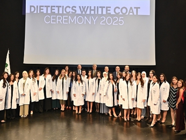 الرداء الأبيض لخرِّيجات وخرِّيجي برنامج التغذية وتنظيم الوجبات في LAU