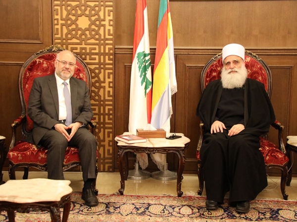 شيخ العقل تسلَّم من الوزير السابق الأبيض إصداره الجديد واستقبل زواراً