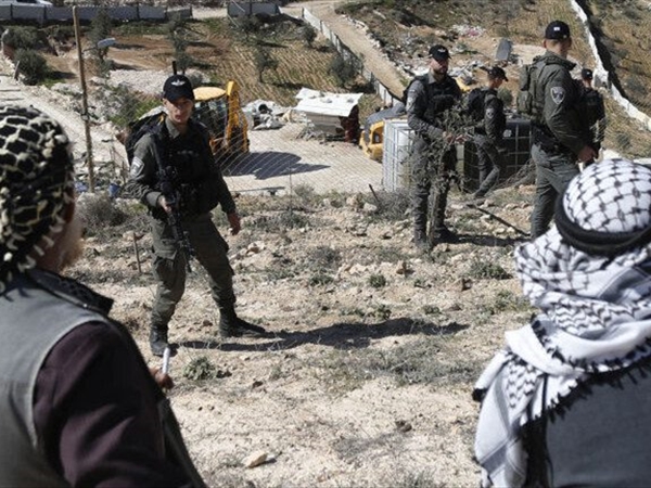 حظر تجول بالضفة الغربية.. إسرائيل تعتقل مواطنين وتسمم أغناماً