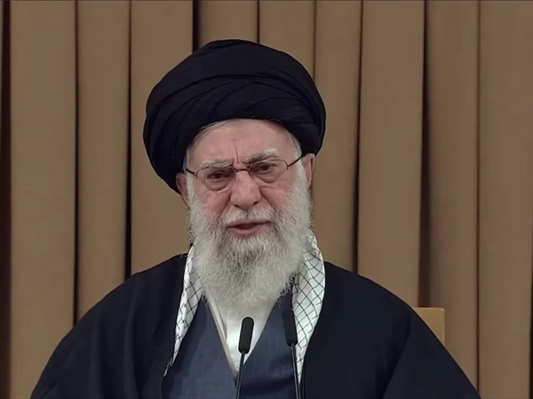 خامنئي يحذر من الانقسام الداخلي
