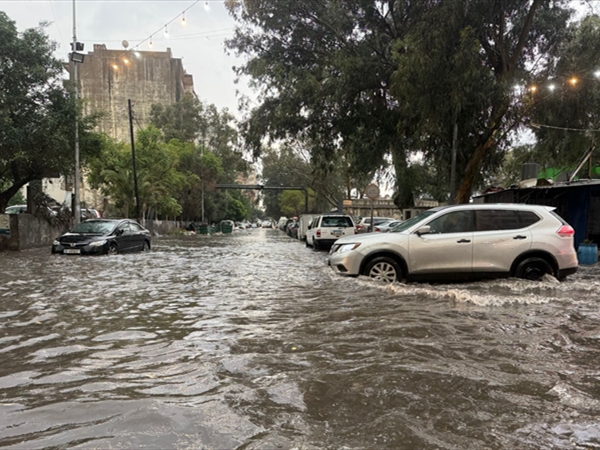 شوارع لبنان غرقت بالمياه والمواطنون احتُجزوا لساعات