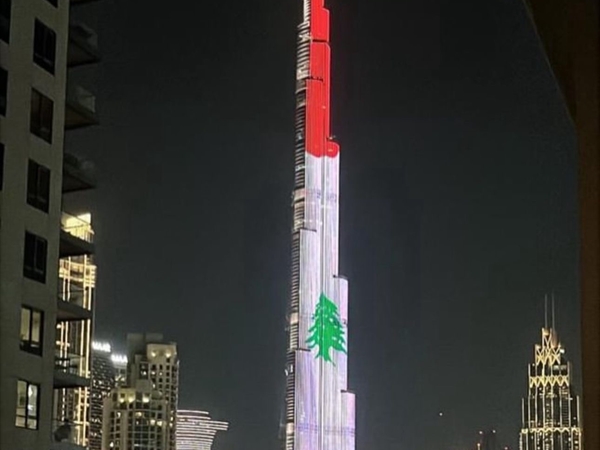 الامارات تضيء برج خليفة بعلم لبنان احتفالا بعيد الاستقلال.