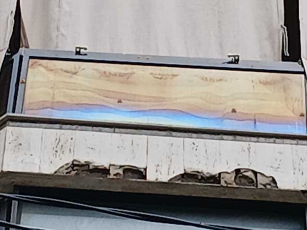 نجاة الموطنين العابرين من تساقط البلاط في السبيل