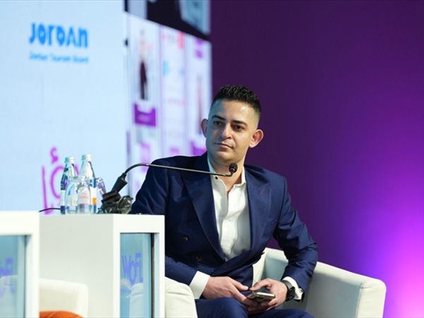 شاكر خزعل... أن تكتب من حافة اللجوء عن قلب العالم