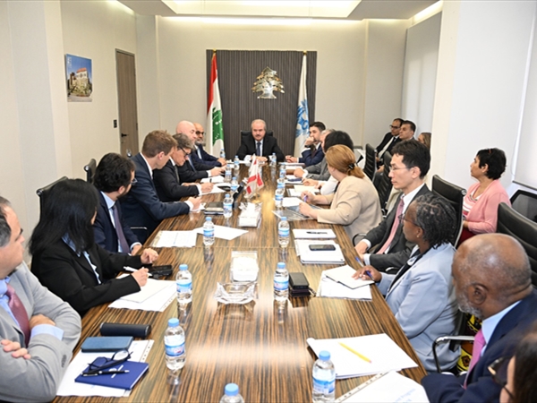 وفد من البنك الدولي يستهل جولته باجتماع في وزارة المال