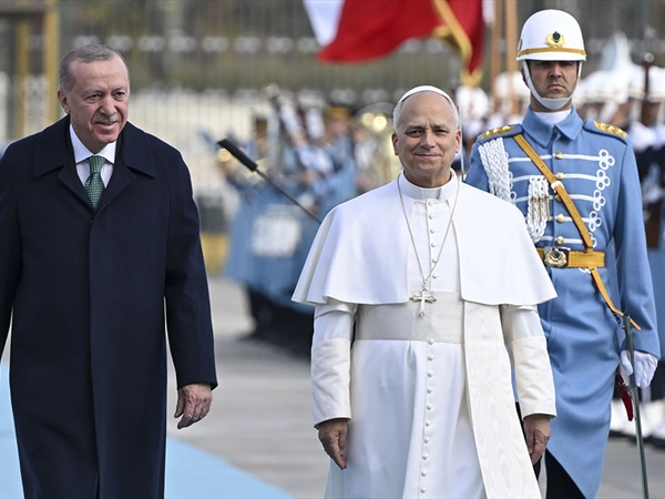 البابا في تركيا لإحياء الدور المسيحي