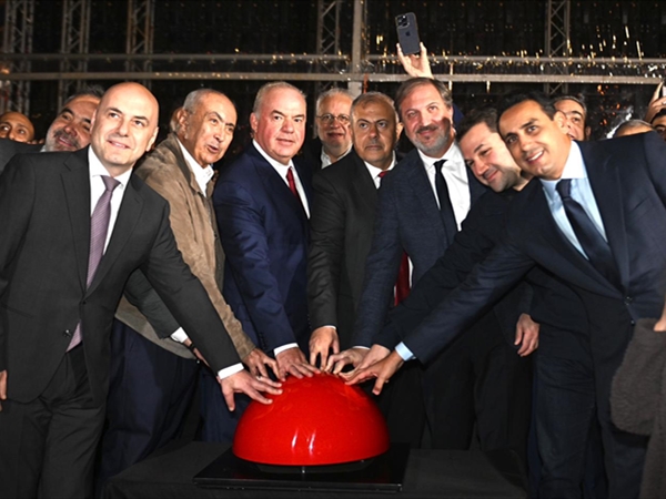 إضاءة شجرة الميلاد في وسط بيروت.. مخزومي: إضاءتها رسالة سلام تكرِّس وحدة اللبنانيِّين والعيش المشترك