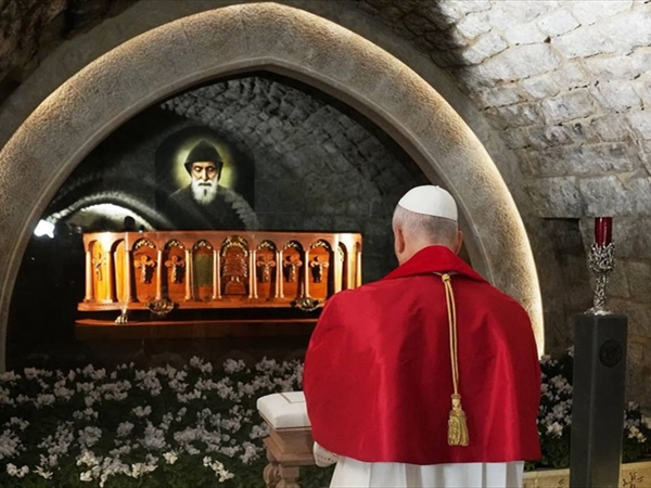 الحبر الأعظم يضيء شمعة على ضريح القديس شربل عنايا