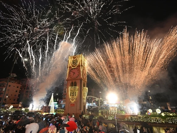 فرحة العيد تجوب المتن وكسروان ورسائل سانتا على الكروشيه وعلى عمق 30م تحت المياه