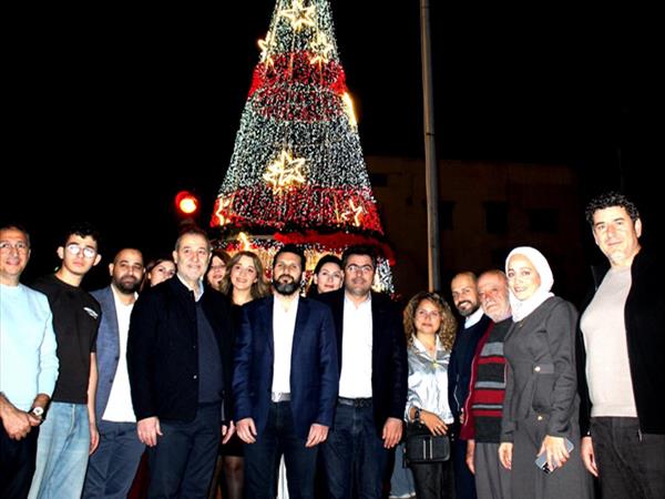 صيدا تتألَّق بإضاءة الشجرة الميلادية