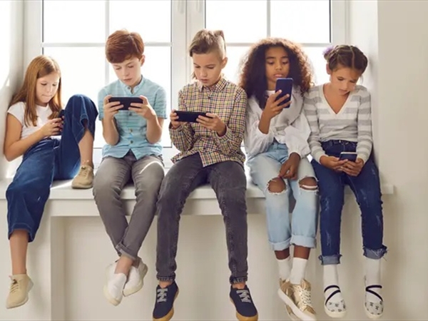 هل تؤذي مقاطع الفيديو القصيرة عقول الأطفال والشباب؟