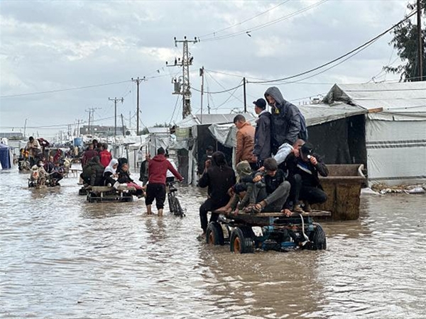 غزة تغرق تحت السيول والاحتلال يسعّر الاستيطان