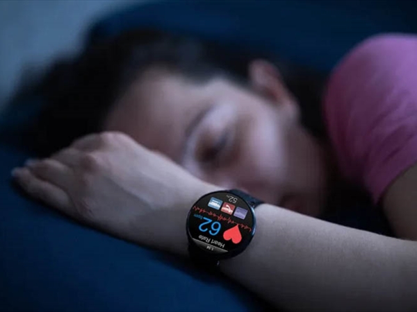 هوس النوم المثالي.. كيف حوَّلت الساعات الذكية نومك إلى كابوس؟