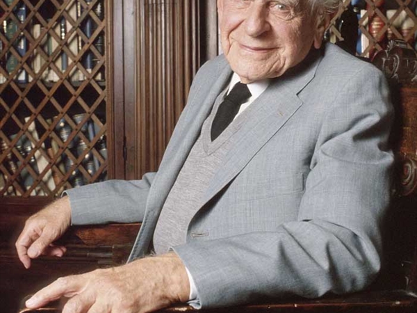 كارل بوبر ناقداً مدرسة فرانكفورت النقديّة