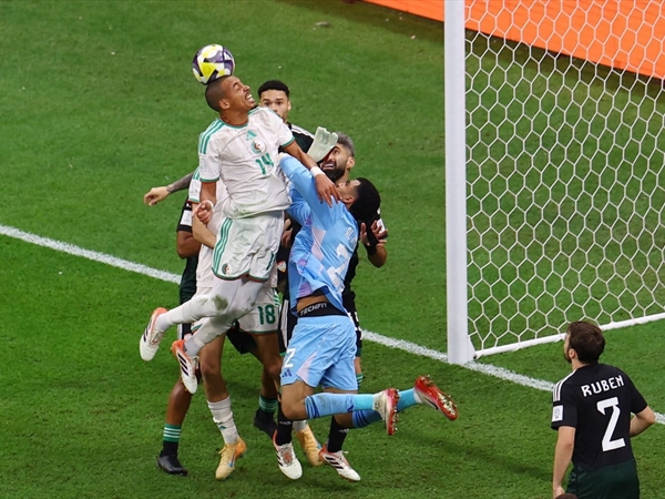 الأمارات تجرد الجزائر من لقب كأس العرب بطريقها الى نصف [...]