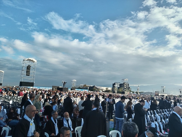 حشود غفيرة تشارك في القداس الإلهي للبابا في الواجهة البحرية لبيروت