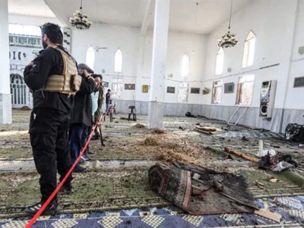 عن تفجير مسجد في حمص.. ماذا علّق "حزب الله"؟