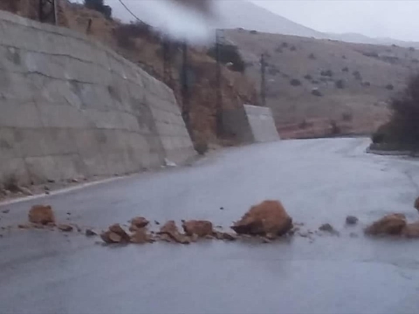 بالصّورة: انهيار الصخور على طريق حزرتا - ترشيش بعد حاجز الدرك