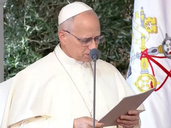 البابا لاوون من المطار: لتتوقف الأعمال العدائية ولا يظن أحد أن القتال المسلح يجلب أية فائدة فالأسلحة تقتل أما التفاوض والوساطة والحوار فتبني