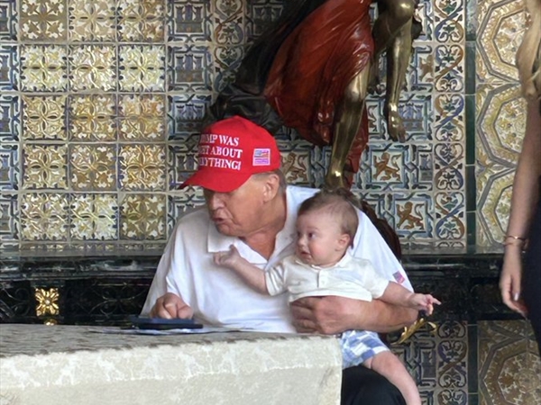 ترامب يحمل حفيده اللبناني