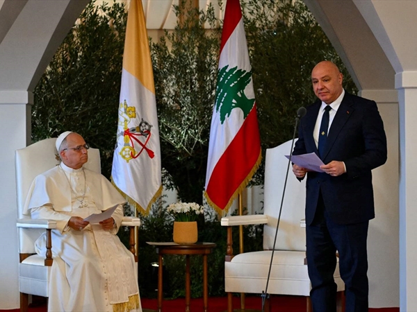 البابا مغادراً: لِتَتَوَقَّف الأعمال العدائية وليَكُن السّلامُ طريقنا  عون في وداعه: شعبنا قرّر الصمودَ بالمحبةِ والسلامِ والحق