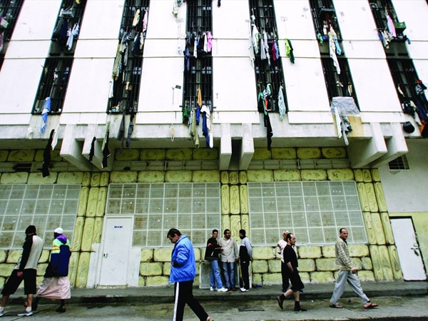 وفد قضائي لبناني إلى دمشق لحلّ أزمة السجناء السوريين