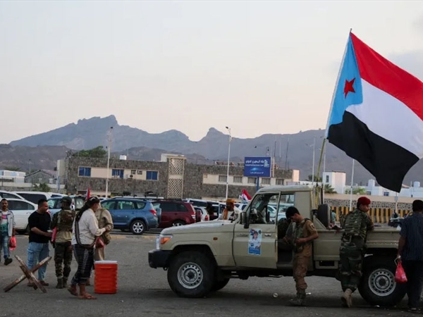 قوات درع الوطن تسيطر على مطار الريان..  مساعدات غذائية للمواطنين