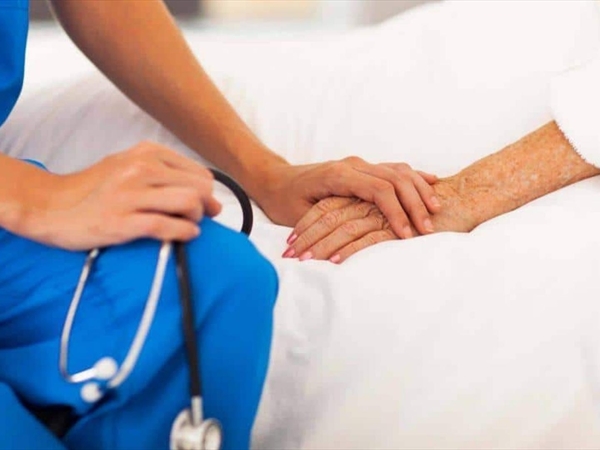 ممرّضٌ منزليّ و"سارق"... هذا ما يفعله!