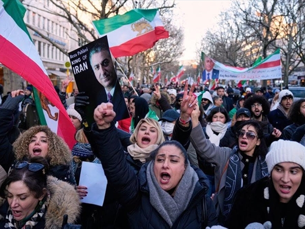 تظاهرات مؤيِّدة ومعارضة تحت العين الأميركية ـــ الإسرائيلية في إيران