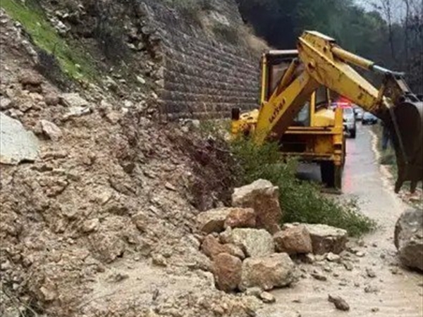 لبنان تحت تأثير المنخفض الجوي.. انهيار جبل في البترون وفيضان النهر الكبير!