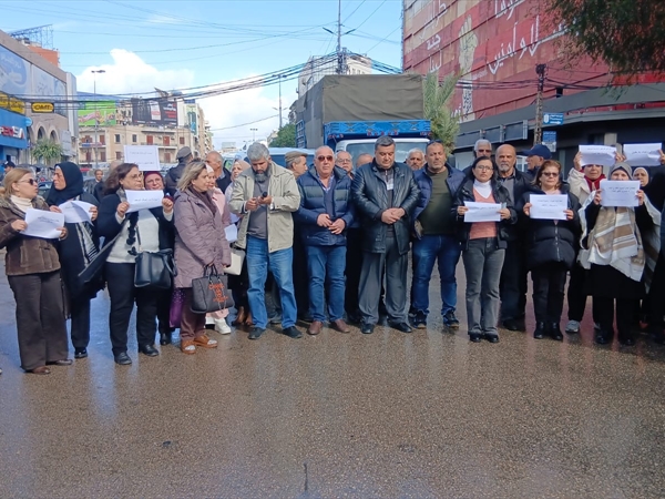 قطع الطريق أمام سرايا طرابلس واعتصام رفضا لموازنة تهدر حقوق موظفي الإدارة العامة