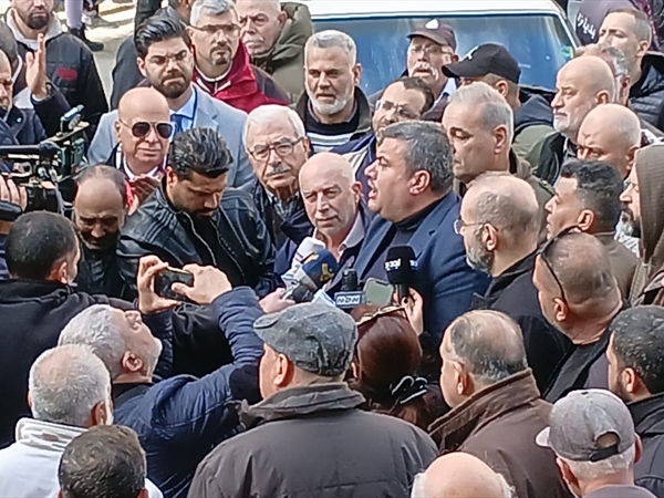 موظفو القطاع العام والمتقاعدون يقطعون الطرق احتجاجًا على الظلم المالي والاجتماعي