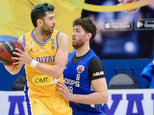 الرياضي يكتسح هوبس ويحلق بالصدارة..