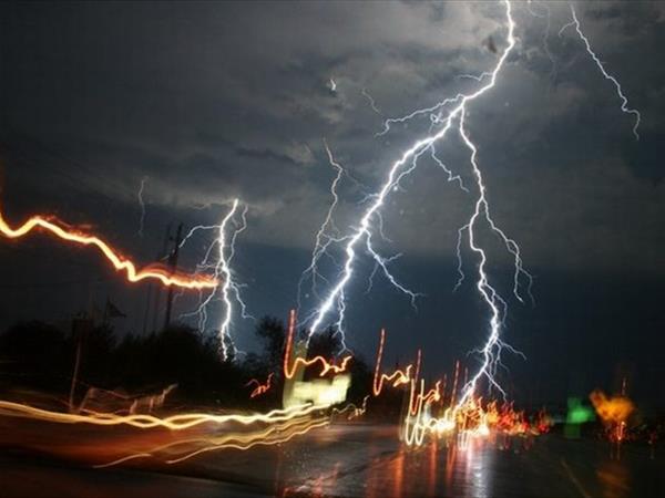 تفسير علمي يكشف سر أشكال البرق العديدة