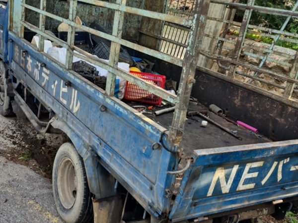 اصابات جراء الغارة التي استهدفت "بيك آب" في المنصوري