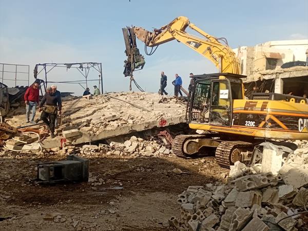 بعد الغارة على المدينة الصناعية في سينيق ورش مجلس الجنوب تبدأ إزالة الركام