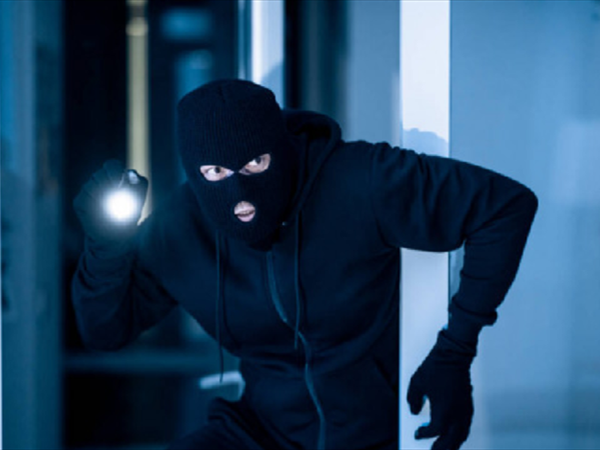 سرقة أموال وطوابع... ومكمن يوقع بالعصابة!