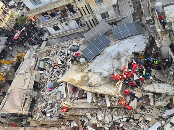 إنقاذ الأم والعمل مستمر لإخراج العائلة من تحت انقاض المبنى المنهار