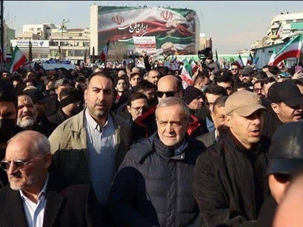 الرئيس الإيراني يشارك في المسيرات المؤيدة للحكومة في طهران