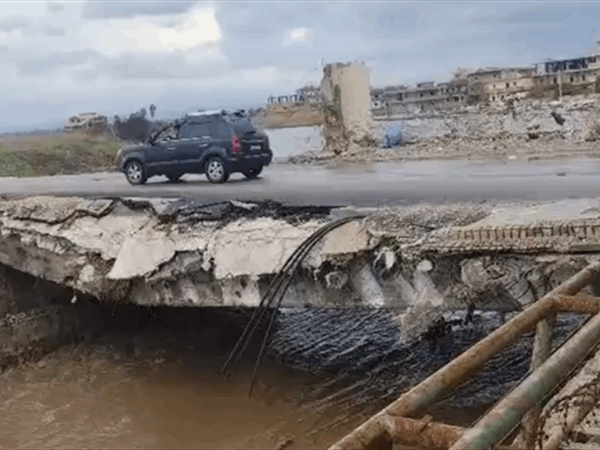 جسر قد ينهار على الحدود اللبنانية السورية