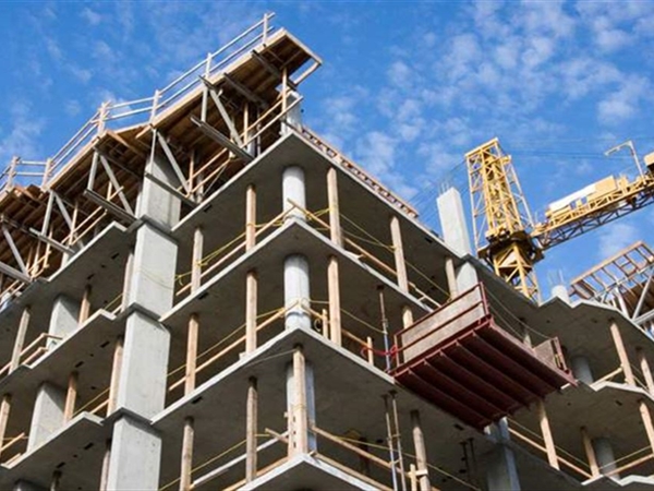 القطاع العقاري يسير بين «فخّ» مشروع الفجوة المالية... ونيران كلفة التراخيص